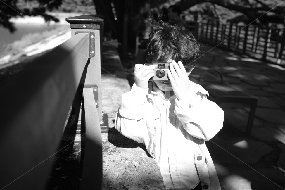 아들,흑백사진,사진찍는아이,후지필름,5살,사람,인물,인간,human,person,어린이,어린아이,child,children,kid,사진작가,포토그래퍼,photographer,흑백,모노톤,monochrome,black and white
