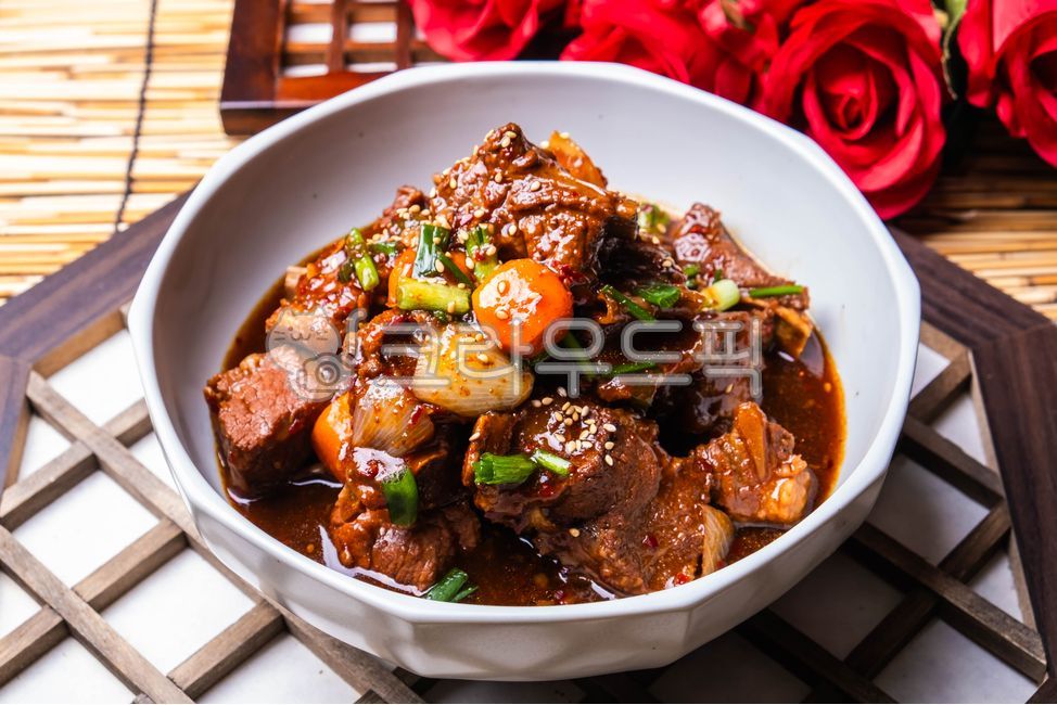 음식,매운돼지갈비찜,갈비찜,돼지고기,돼지고기조림,한국음식,명절음식,고기반찬,찜요리,조림요리
