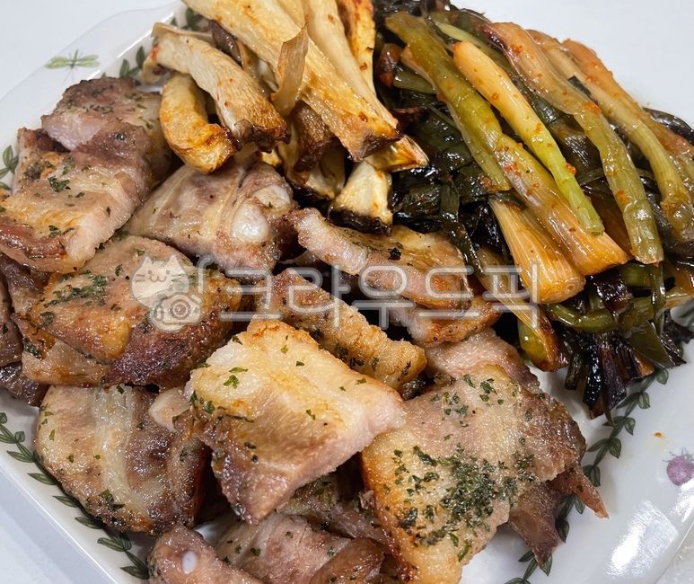Air fryer recipes,pork,pig,rice thief,pork belly,Korean food,ingredients,cooking,mushroom,roast,koreanfood,Korean cuisine,cook,Grilled king oyster mushrooms,Korean,food,meal,King oyster mushroom,Air fryer grilling,dish,meat,green onion kimchi,mukbang,Gril