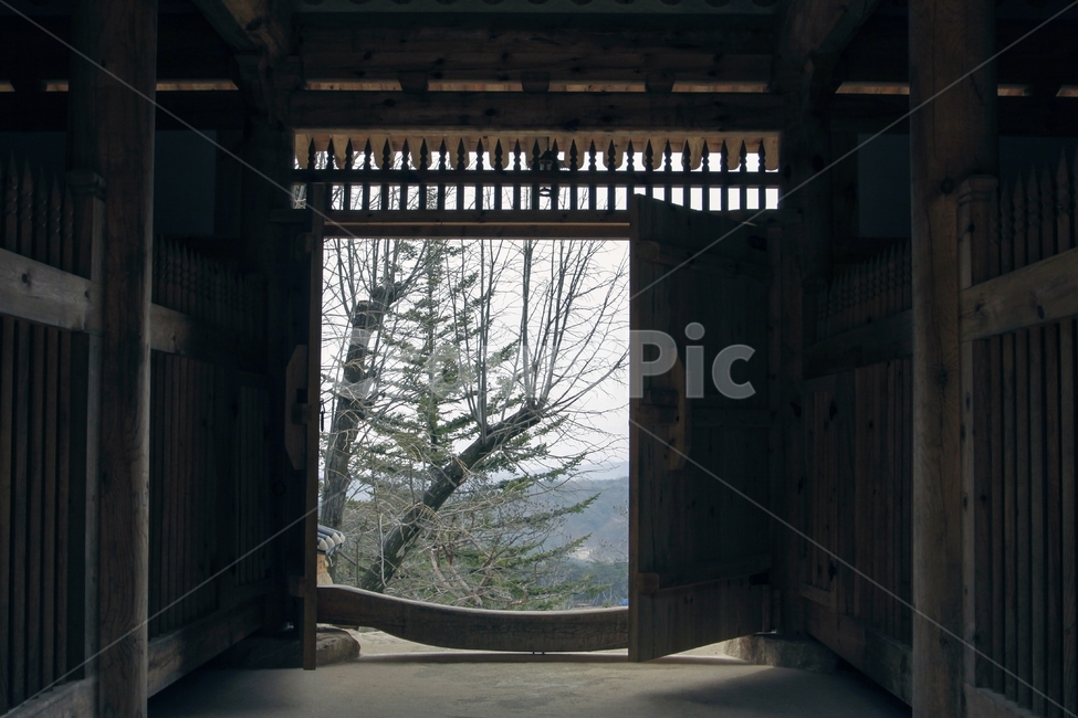 영주,부석사,한국건축,전통건축,절,풍경,architecture,건축물,building,건물,건축,문,어둠,빛,한국전통,한국문화,korean traditional,korean culture,건축물,건물외관,exterior,building,structure,architecture,construction