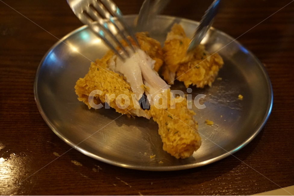 치킨,통닭,후라이드,닭다리,튀김,순살,바삭바삭,바삭하다,바삭,바사삭,밀가루,집게,먹방,찢먹,포크,찍다,찢다,야식,속살,은접시,은색,접시,스뎅,스뎅그릇,스뎅접시,난도질,부드럽다,후라이드치킨,닭,한마리,회식,안주,외식,양념치킨,음식,양념통닭,식재료,요리,food,cook,meal,dishes,foodreserves,육류,meat,고기,간식,배달음식,음식,식재료,요리,food,cook,meal,dishes,food reserves,육류,고기,meat