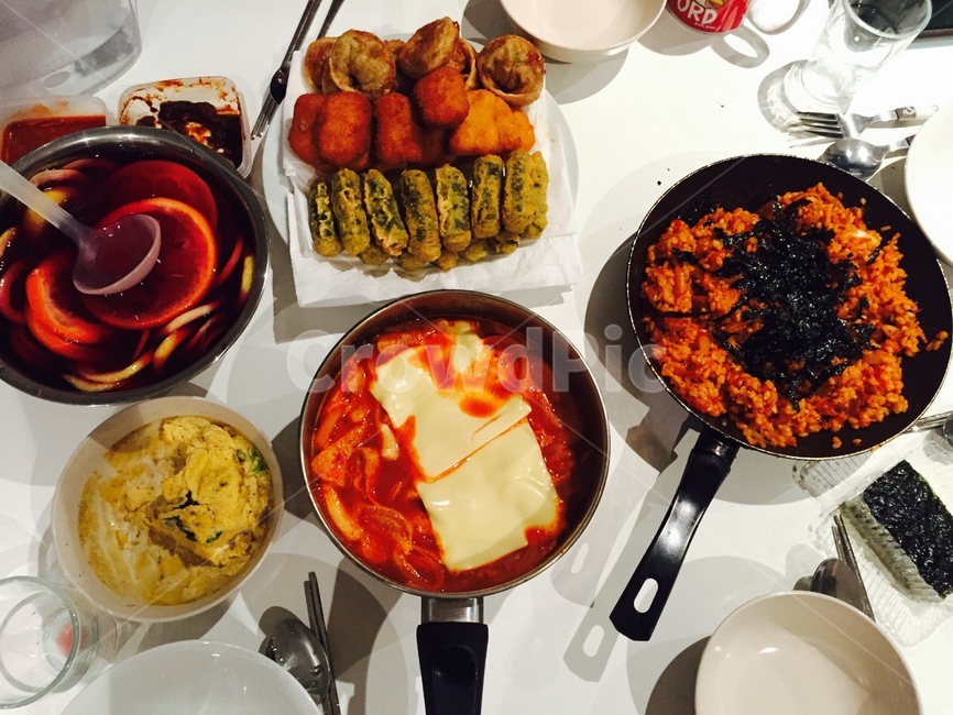 김치볶음밥,한식,요리,음식,떡볶이,튀김,분식,접시,식기,냄비,프라이팬