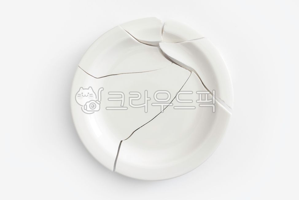 plate,bowl,broken,empty,shattered,fragments,round,white,pieces,accident,separation,symbol,concept,tension,cracked,damage,ceramic,object,concept