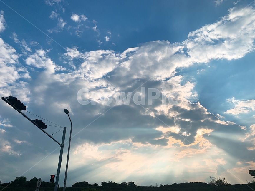 저녁하늘,신호등,구름사이햇빛,틴들현상,sunset,cloud