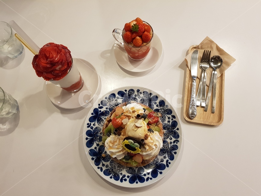 카페,딸기,딸기파르페,와플,파르페,음식,식재료,요리,food,cook,meal,dishes,food reserves,디저트,간식,후식,dessert,snack