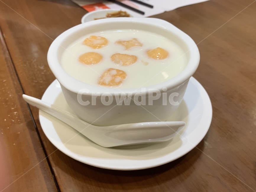 후식,디저트,과일,음식점,가게,숟가락,접시,그릇,테이블,식탁,dessert,fruit,restaurant,spoon,dish,bowl,table,디저트,간식,후식,dessert,snack