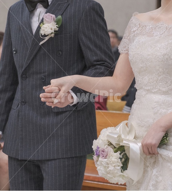 결혼식,웨딩,성당,십자가,사람,부부,가족,marry,family,혼례,기념일,상징,cross,드레스,예복,손,부케,wedding,사람,인물,인간,human,person,연인,커플,사랑,lover,couple,결혼,혼례,웨딩,wedding,marriage,marry