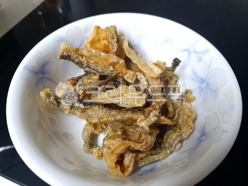 Fried pollack skin,Fried pollack shell,snack,Dried pollack shell,cooking,bowl,food,Dried pollack shell relief