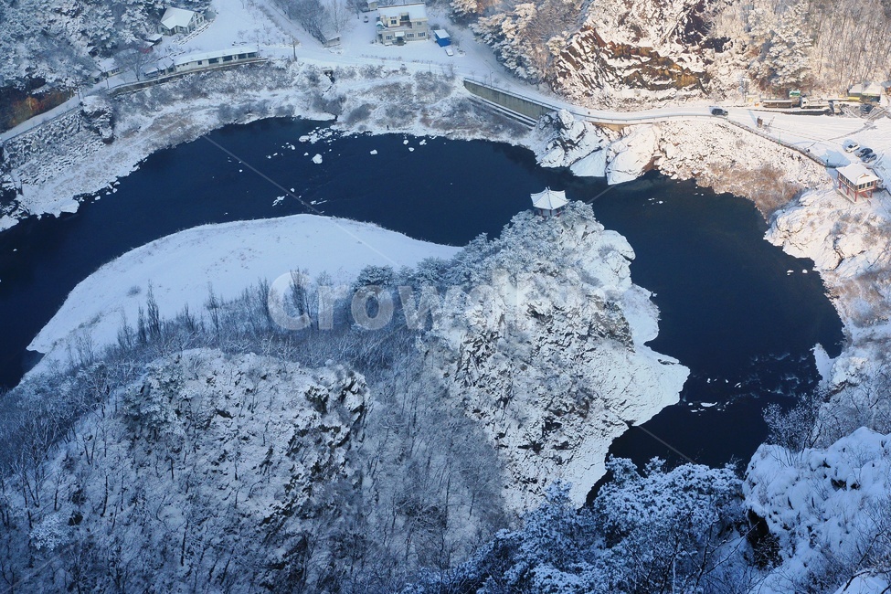 월류봉,영동군,풍경,설경,겨울,황간,초당천,겨울,계절,winter,season,자연,풍경,nature,landscape,한국자연풍경,한국자연경관,korea nature landscape,ice,빙,outdoors,옥외,mountain,산,scenery,경치,snow,눈