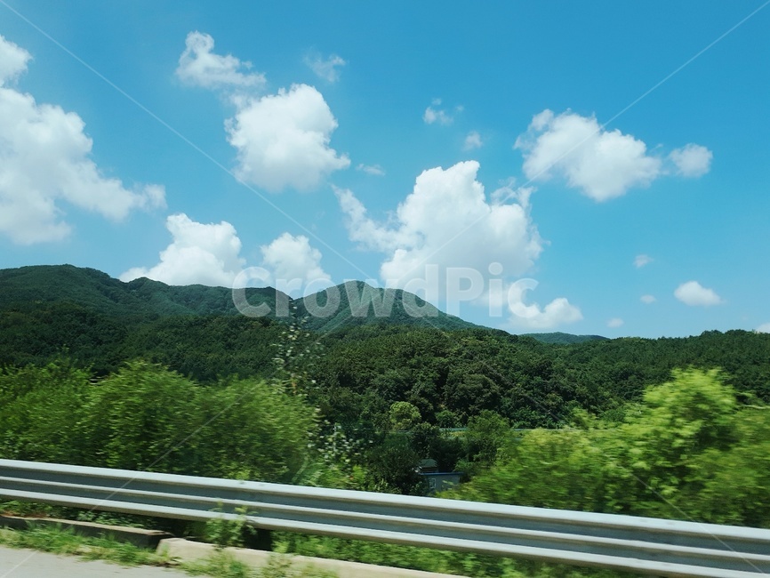 하늘,풍경,산,나무,도로,고속도로,송도,구름,자연,숲,숲속,맑은,날씨,햇빛,사진,풍경사진,하늘풍경,뚜렷한,나뭇잎,산속,자연사진,자연환경,자연속,감성적,감성사진,감성