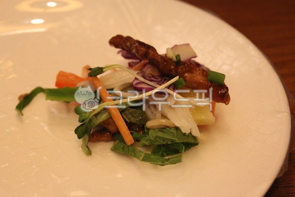 cabbage,onion,rice paper,rice noodles,tomato,vegetable,pork,pimento,food,paprika,Vietnamese food,healthy food,Vietnamese spring roll,carrot