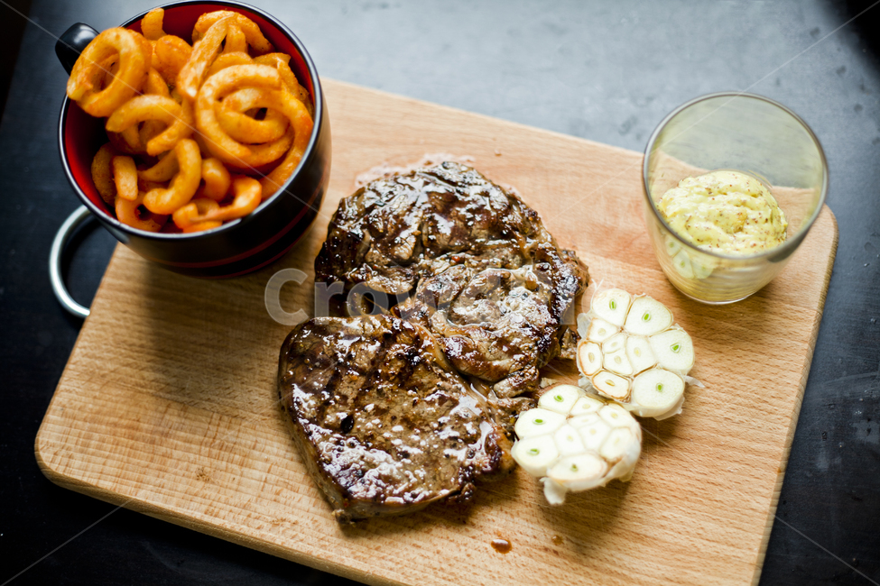 스테이크,감자튀김,컬리후라이,양념감자,통마늘,마늘,소스,도마,steak,fries,garlic,음식,식재료,요리,food,cook,meal,dishes,food reserves