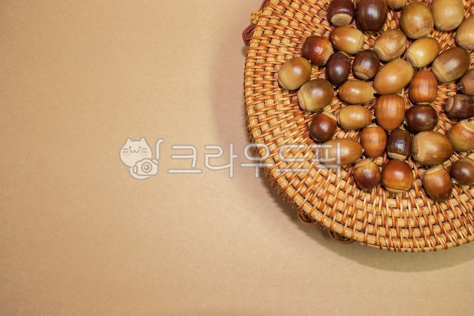 도토리,acorn,견과류,데코,가을,제철음식,열매,견과,너트,음식,제철,브라운,갈색,밤색,데코레이션,장식,장식품,소품,장식소품,배경,바탕,백그라운드,식물,자연,그룹,무리,집단,재료,식재료,비슷,비슷한,닮은,패턴,무늬,질감,텍스처,텍스쳐,decoration,background,plant,food,foods,acorns,fruit,nut,autumn,fall,brown,group,ingredient,similar,pattern,texture,decor,decorate,nature,natural