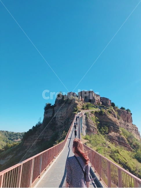 뒷모습,여자,소녀,인물,이탈리아,아시시,마을,풍경,하늘,다리,유럽,italy,assisi,town,landscape,europe,해외도시풍경,외국도시풍경,휴식,여행,여성,여유로움,자유로움,힐링