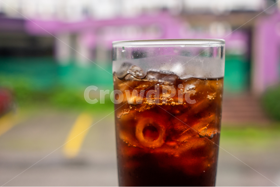 탄산음료,음료,콜라,얼음,시원한,여름,summer,iced,ice,탄산,차가운,나무테이블,클로즈업,더운날,톡쏘는,여름,계절,summer,season,음료수,drink,beverage,glass,유리