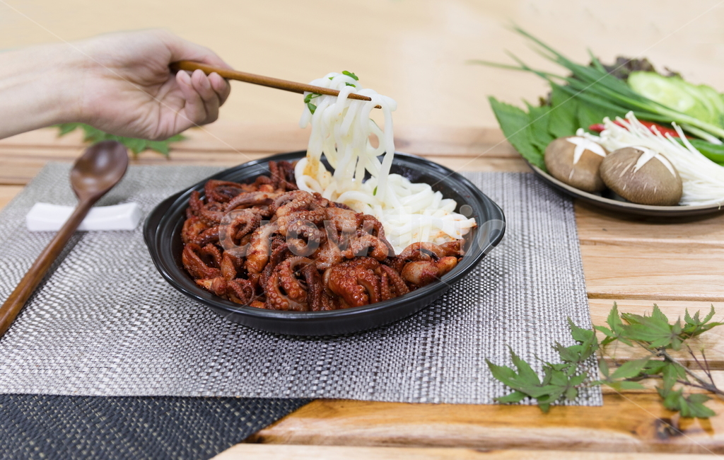 주꾸미,요리,다이어트,매운음식,식기류,건강식,조리법,그릇,테이블,식사,맛있다,먹다,별미,낙지,문어,맵다,짜다,준비,숟가락,식탁,붉다,해산물,바다요리,재료,배고프다,무침,볶음,식당,밥,볶다,젓가락,매콤하다,양념,국수,술안주,사람,인물,인간,human,person,신체일부,몸,body,음식,식재료,요리,food,cook,meal,dishes,food reserves,한식,한국음식,한국요리,korean food,korean dishes,korean meal,korean cook