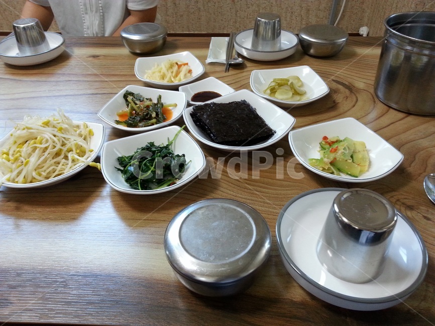 물컵,스텐컵,공기밥,밥그릇,콩나물무침,시금치무침,생김,호박꼬지,오이지,열무김치,감자채볶음,숟가락,젓가락,수저,앞접시,뼈그릇,스텐그릇,그릇,접시,김치,음식,식재료,요리,food,cook,meal,dishes,food reserves,한식,한국음식,한국요리,korean food,korean dishes,korean meal,korean cook