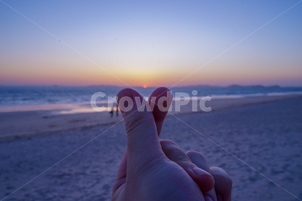 손하트,해질녘,바다,코리안하트핑거,모래사장,해변,바다,beach,sea,사람,인물,인간,human,person,신체일부,몸,body,손,제스처,표시,손짓,표현,gesture,hand,sign,expression,감정표현,기분,feeling,emotion
