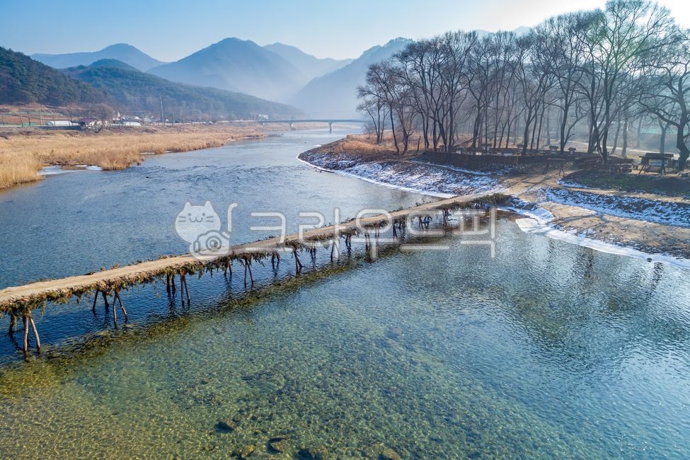 영월섶다리,섶다리,다리,통행로,보행로,길,영월,강,평창강,산,물,하천,영월군,강원도,관광,야외,실외,항공촬영,하이앵글,나무,시골,자연,풍경,하늘,경치,겨울,가을,전통