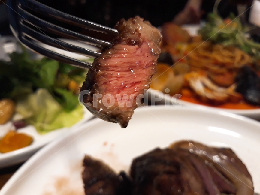 스테이크,고기,포크,나이프,외식,레스토랑,접시,미디움레어,데이트,음식,food,steak,와인,음식,식재료,요리,food,cook,meal,dishes,food reserves,육류,고기,meat