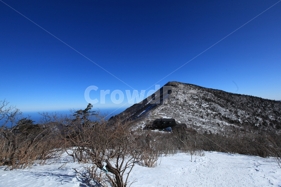 겨울산,설악산,등산,하얀눈,파란하늘,대청봉,중청대피소,겨울,계절,winter,season,자연,풍경,nature,landscape,outdoors,옥외,grassland,목초지,field,들