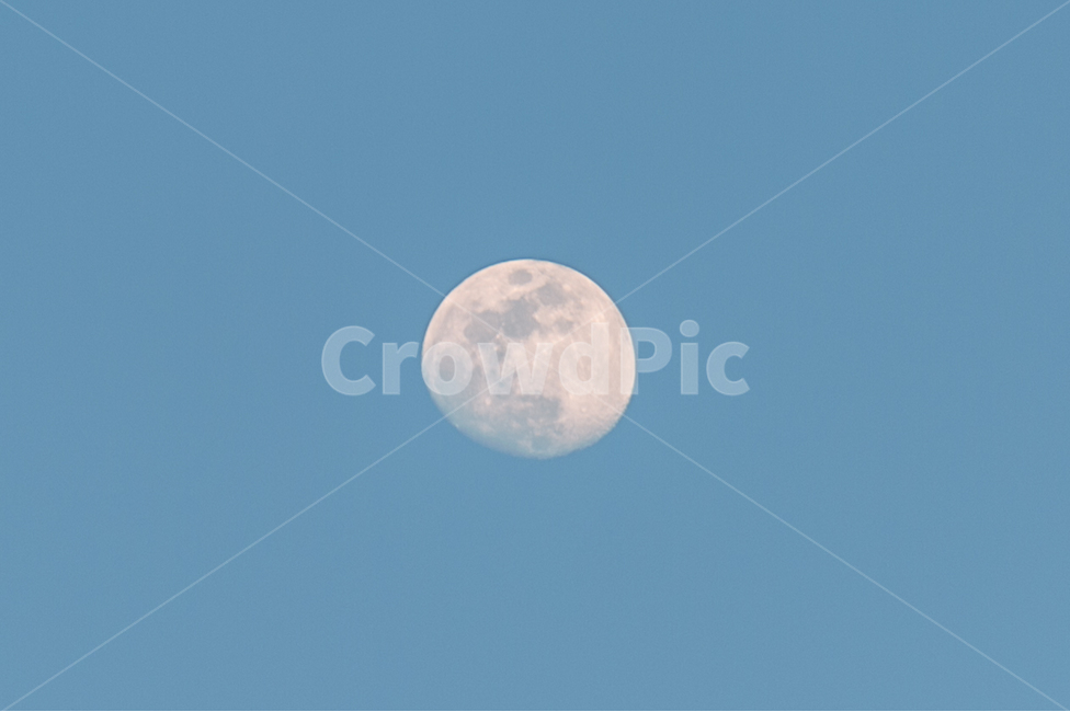 달,moon,초저녁,하늘,파란하늘,파란,파랑,파란색,어두운,명암,보름달,보름,월,자연,풍경,nature,landscape,색깔,색상,색채,색감,color sense,color sensitivity,feeling of color,outdoors,옥외,space,우주,outer space,대기권 밖,universe,astronomy,천문학,night,밤