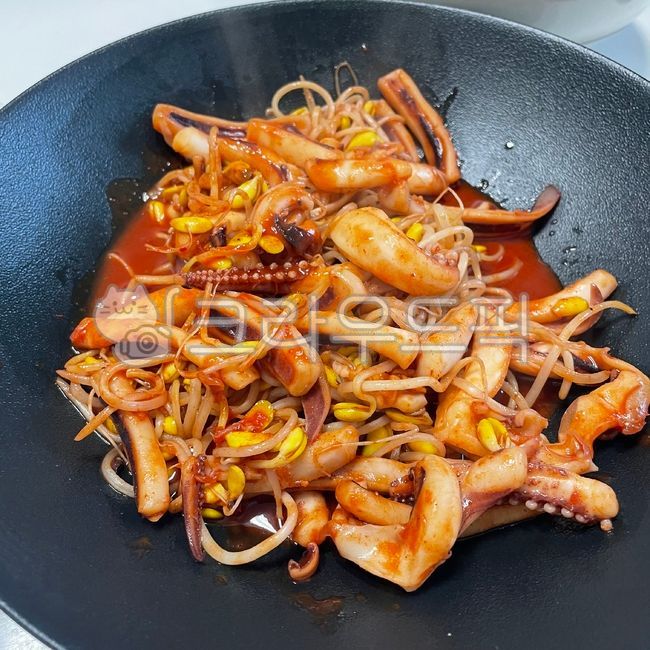 meal,one pot dish,home cook,Squid dish,homecook,cooking,Stirfried squid and bean sprouts,spicy food,food,Stirfried squid