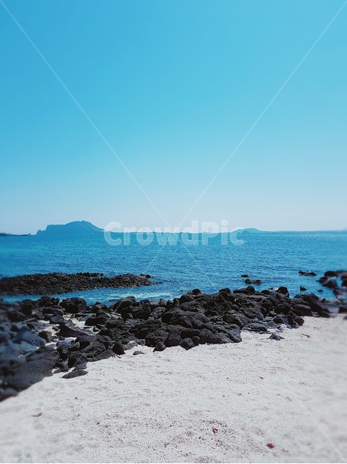 제주도,바다,해변,백사장,돌,돌담,현무암,검정,검정색,파랑,파랑색,하늘,하늘색,자연,물
