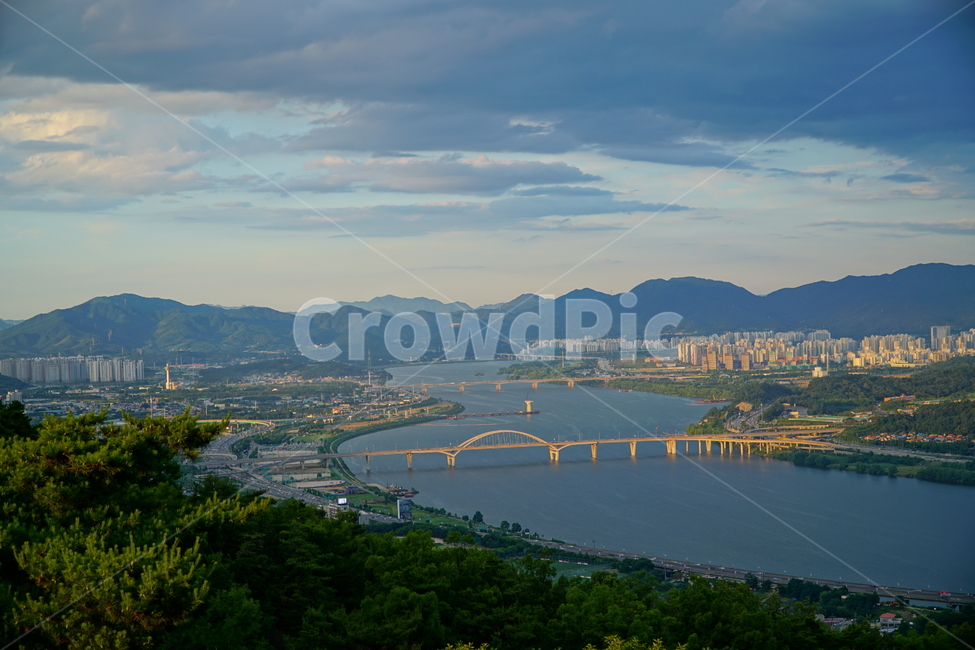 mountain peak,city,top of the mountain,foreground,summit,scenery,building,Han River,scene,Gyeonggido,cloud,mountain,view,Gurisi,weather,Korea,sky,hangang,meteorology,nature,tree,Amsa Bridge,mountain range,korea,june,hanriver,plant,bridge,river,vista,lands