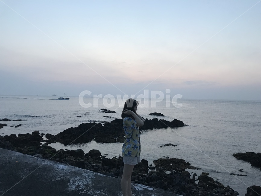 금능해수욕장,금능바다,제주도,제주,여름,여행지,관광지,하늘,바다,휴가지,제주도금능,제주도바다,제주금능,제주바다,밀물,썰물,해수욕장,모래사장,일몰,초저녁,해질녘,여자뒷모습,하와이안셔츠,여름셔츠,등대,여자걷는모습,걷는모습,사람뒷모습,사람걷는모습