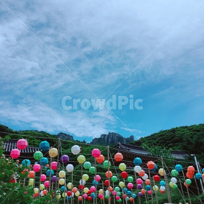 산,구름,하늘,맑은,파란,청명한,나무,웅장한,멋진,great,clear,풍경,부처님오신날,절,사찰,연등,한국,전통,형형색색,colorful,자연,종교,신앙,religion,belief,faith,축제,행사,festival,carnival,event