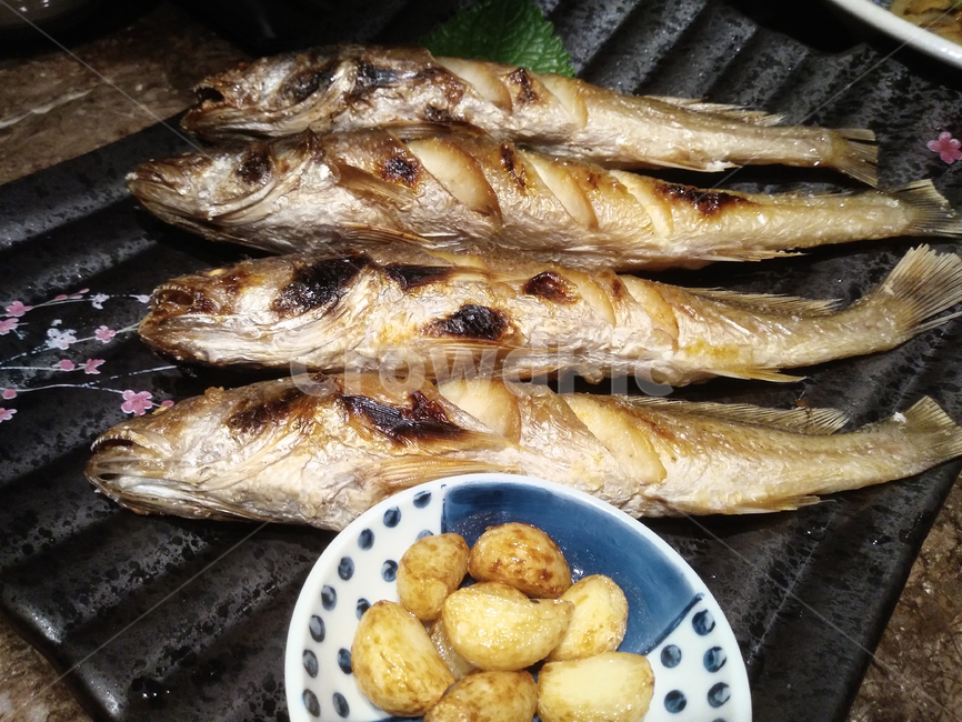 물고기,fish,해산물,생선,마늘,구운마늘,접시,식사,음식,요리,음식,식재료,요리,food,cook,meal,dishes,food reserves,수산물,해산물,fishery products,seafood,한식,한국음식,한국요리,korean food,korean dishes,korean meal,korean cook