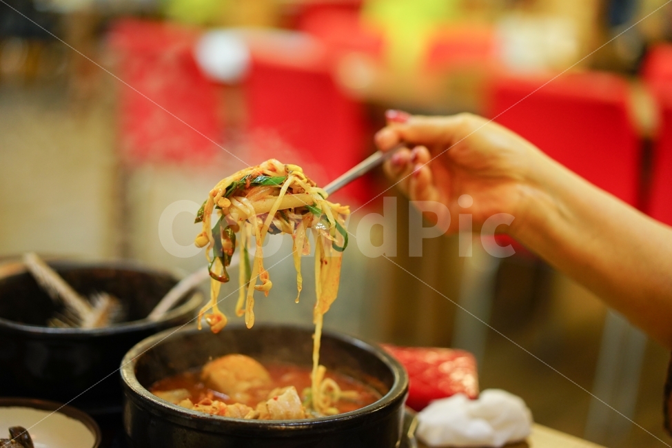 음식,뚝배기,국물요리,식사,컨셉사진,손,컨셉,먹부림,먹방,동태탕,탕,탕요리,식사시간,푸드,먹빵,얼큰,개운,먹거리,사람,인물,인간,human,person,신체일부,몸,body,음식,식재료,요리,food,cook,meal,dishes,food reserves,한식,한국음식,한국요리,korean food,korean dishes,korean meal,korean cook,연출,컨셉,콘셉,direction,concept