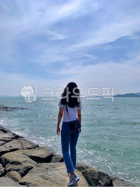 여자,여자사람,모델,여자모델,청바지에흰티,청바지흰티,청바지착용,바다,바다풍경,해안가걷는사람,바다걷는사람,방파제걷는사람,걷고있는여자,걷고있는사람,깔끔한옷,깔끔한룩,크로스백,긴머리,긴머리사람,흰색반팔티,흰색반팔티착용,흰티에청바지,pants,바지,clothing,의류,apparel,의복,person,사람,human,인간,화사한배경,성인