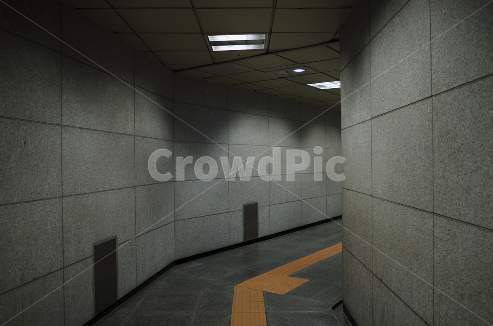 flooring,floor,바닥,복도,통로,지하,지하도,지하철,subway