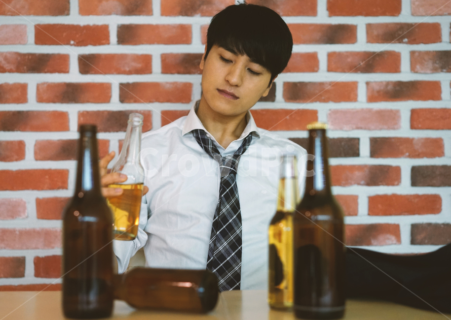 남성,남자,펍,맥주,비어,beer,술,음주,과음,맥주병,병맥주,알코올,직장인,회사원,사람,인물,인간,human,person,남성,남자,man,male,술,주류,alcohol,산업,industry,industrial,비즈니스,사업,business,service,work