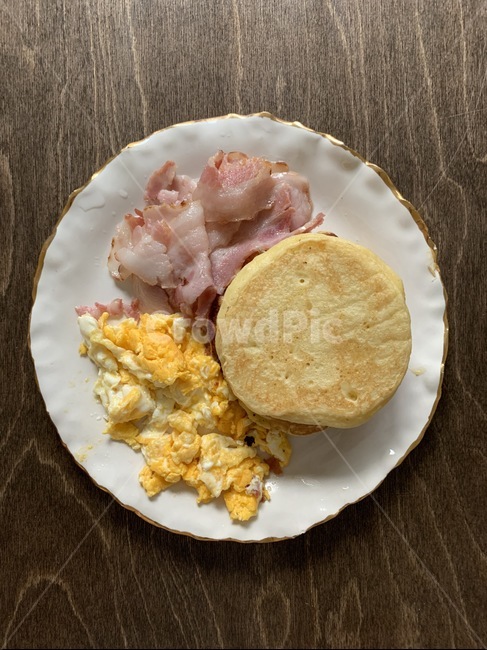 브런치,달걀,베이컨,조식,아침식사,스크램블에그,팬케이크,핫케이크,그릇요리,한접시요리