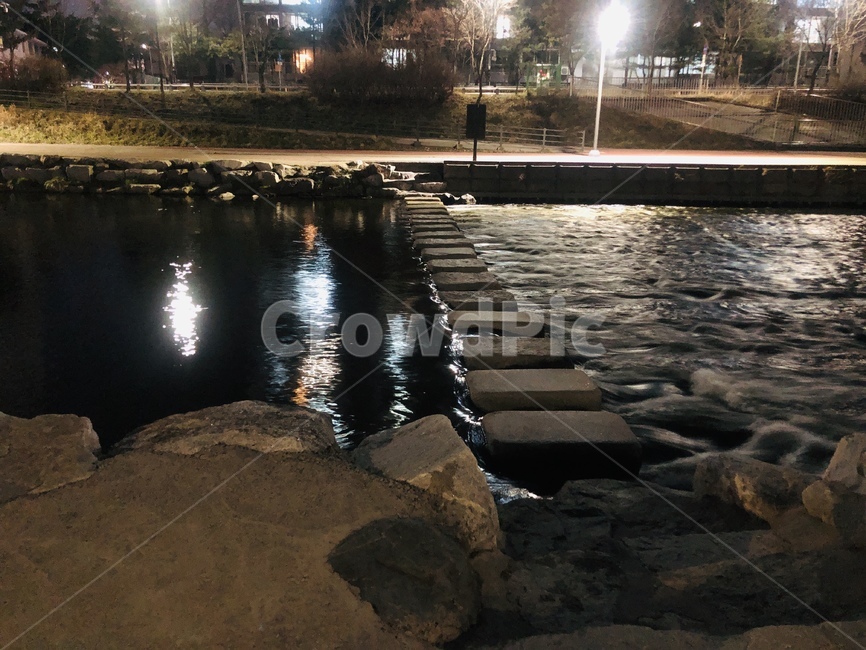 밤,산책,밤산책,하천,징검다리,steppingstone,water,stream