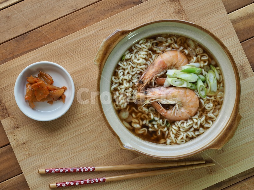 라면,새우라면,새우,한국음식,식품,한식,한국문화,한국,배경,음식문화,웰빙,문화,아시아,아시아음식,전통,음식,요리,면요리,국물,파,음식,식재료,요리,food,cook,meal,dishes,food reserves,면류,면요리,noodles