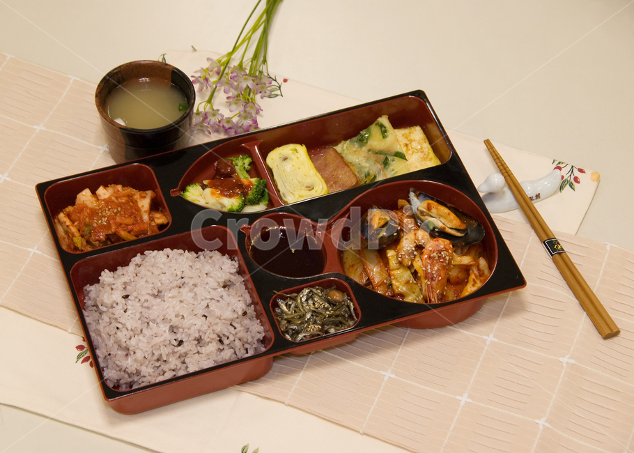 kimchi,dining table,vitiligo,chopsticks,broccoli,stewed anchovies,delicious,brown rice,Chinese cuisine,generous,lunch box,home food,Miso soup