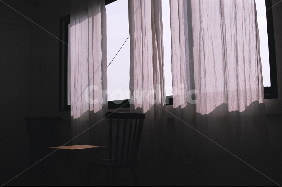 커튼,하늘,창문,의자,책상,햇빛,감성,sensible,feeling,휴식,힐링,rest,relaxation,healing,인테리어,실내디자인,interior design