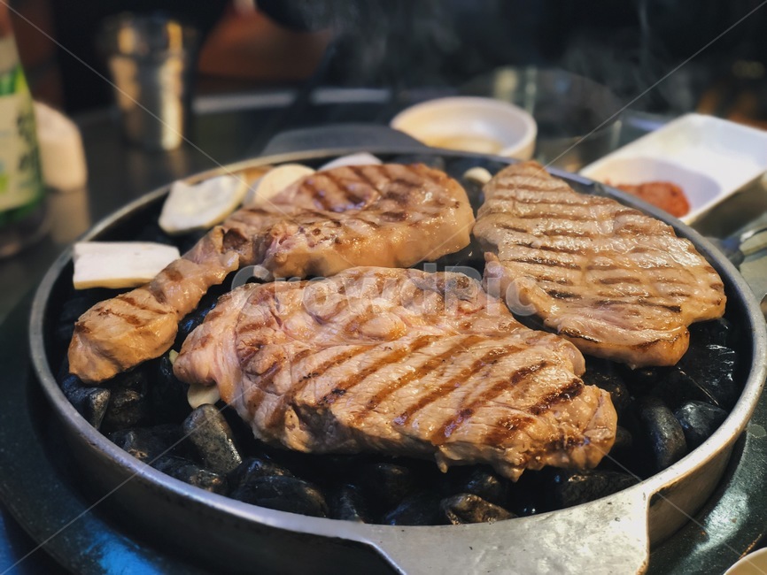 삼겹살,고기,불판,옥돌,바베큐,음식,식재료,요리,food,cook,meal,dishes,food reserves,육류,고기,meat,한식,한국음식,한국요리,korean food,korean dishes,korean meal,korean cook