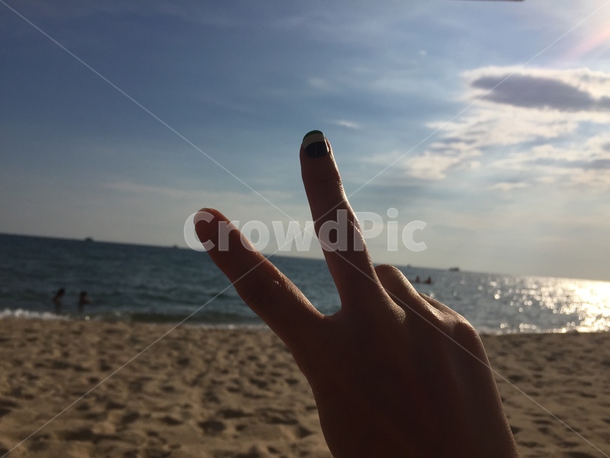 손가락,브이,해변,바다,구름,선셋,모래사장,해변,바다,beach,sea,사람,인물,인간,human,person,신체일부,몸,body,손,제스처,표시,손짓,표현,gesture,hand,sign,expression,감정표현,기분,feeling,emotion