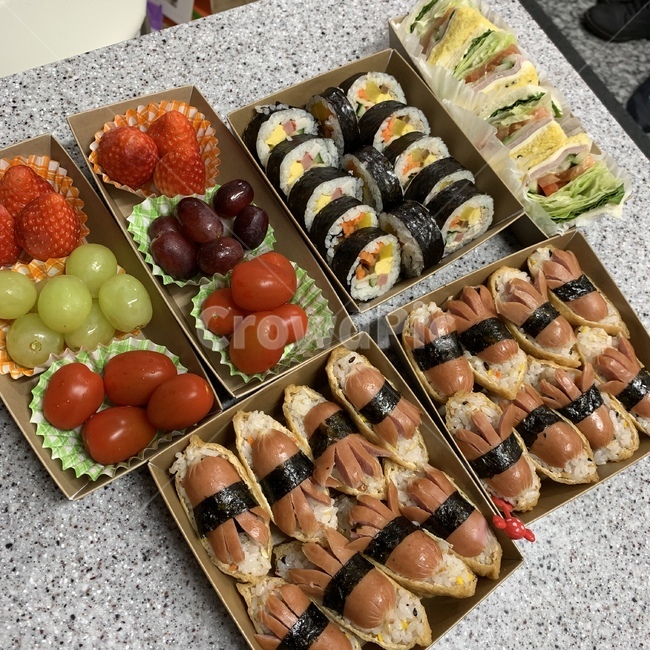 도시락,유부초밥,김밥,과일,피크닉