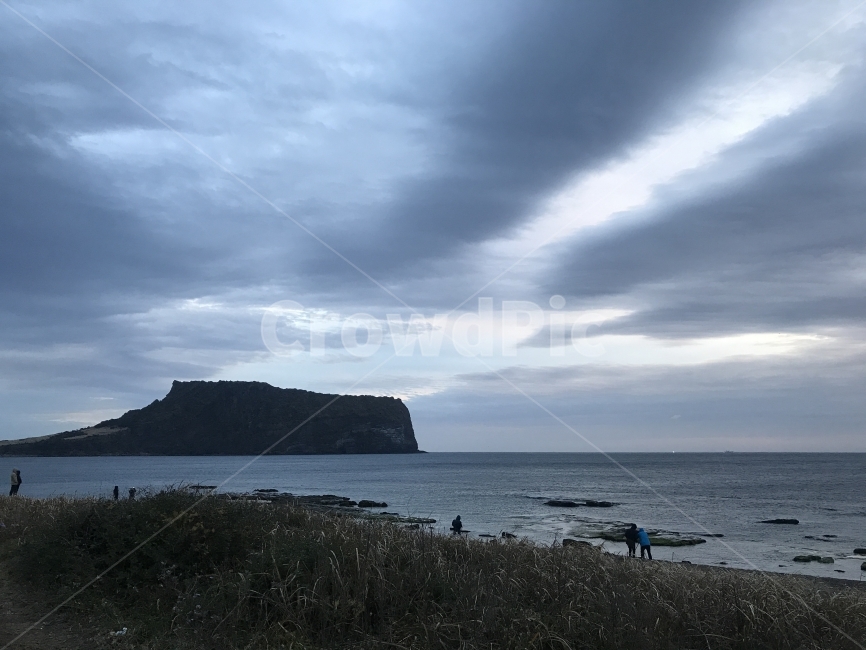 제주도,성산일출봉,흐림,구름,바다,자연,풍경,nature,landscape,한국자연풍경,한국자연경관,korea nature landscape,해변,바다,beach,sea,제주도,jeju,jeju island,land,땅,outdoors,옥외,water,물,ocean,대양,shoreline,해안선,coast,연안