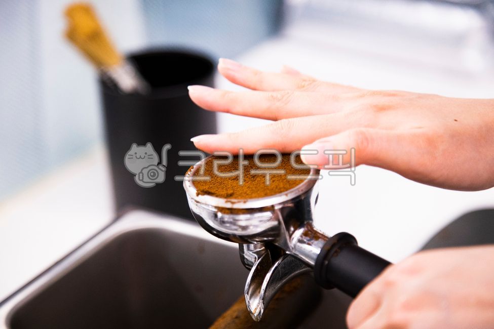 finger,Add,to make,Fingernail,coffee bean powder,metal,coffee powder,choose,handle,leveling,Portafilter,stainless,food,person,coffee,hand,object