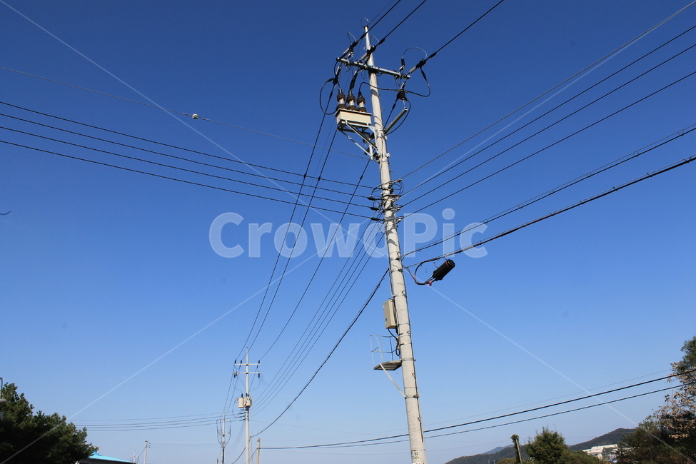 전봇대,전신주,전기선,telephonepole,utilitypole,파란하늘,telegraphpole,전력케이블,sky,bluesky,파른하늘,푸른하늘,하늘