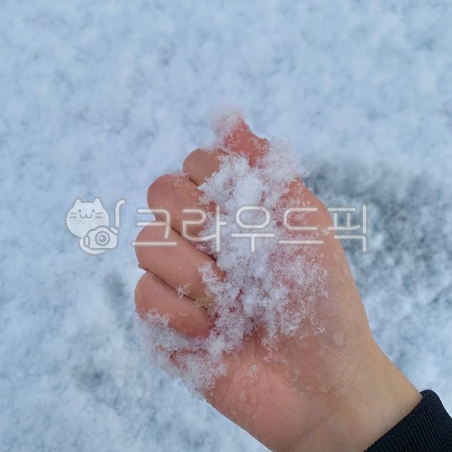 finger,body part,winter,snowball fight,winter snow,red hand,person,snow,snow crystal,cold hand,winter landscape,bodypart,hand