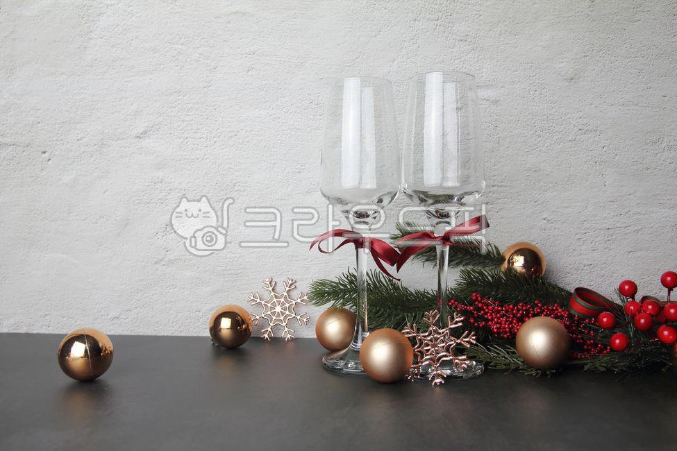 크리스마스,파티,연말,카피공간,배경,와인잔,오너먼트,골드,심플,벽,리본,빨간색,빨강,레드,톤앤톤,glass,유리,공,잔,와인파티,초대,메리크리스마스,성탄절,merry christmas