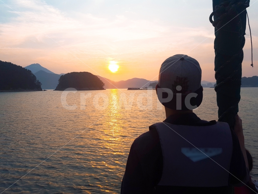 여행,travel,여행사진,국내여행,혼자여행,사진,통영,통영여행,배경사진,배경,이쁜사진,색감,색감좋은사진,여행자,여행가,스냅,스냅사진,스냅샷,뒷모습,뒷모습샷,뒷모습사진,삼각대,삼각대사진,일몰,요트,요트여행,해,바다,노을,자연,풍경,nature,landscape,여행,휴가,traveling,vacation,trip,사람,인물,인간,human,person,outdoors,옥외,light,빛,flare,플레어